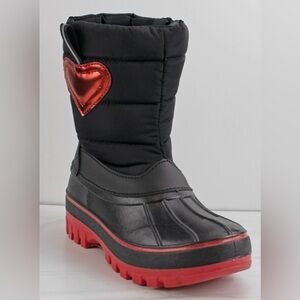 Girls snow boots size 4.